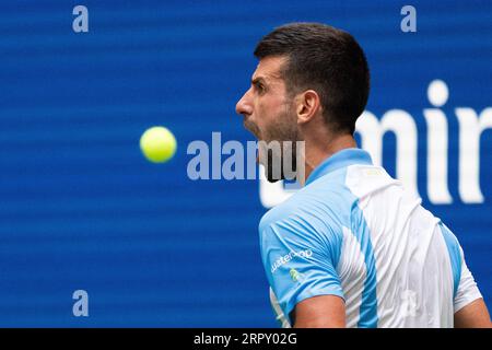 New York, États-Unis. 5 septembre 2023. Novak Djokovic, de Serbie, réagit lors des quarts de finale en simple masculin contre Taylor Fritz, des États-Unis, lors des championnats de tennis US Open 2023 à New York, aux États-Unis, le 5 septembre 2023. Crédit : Liu Jie/Xinhua/Alamy Live News Banque D'Images