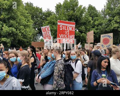 200607 -- COPENHAGUE, le 7 juin 2020 Xinhua -- des gens prennent part à une manifestation de Black Lives Matter à Copenhague, Danemark, le 7 juin 2020. Plus de 15 000 manifestants se sont rassemblés pacifiquement devant l'ambassade des États-Unis dans le centre de la capitale danoise dimanche après-midi, criant des slogans et brandissant des banderoles dans le cadre de la manifestation danoise Black Lives Matter. Photo de David A. Williams/Xinhua DANEMARK-COPENHAGUE-BLACK LIFE Matter-DÉMONSTRATION PUBLICATIONxNOTxINxCHN Banque D'Images