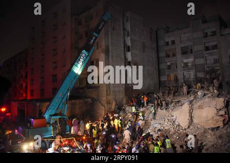 200608 -- PÉKIN, le 8 juin 2020 -- des sauveteurs travaillent sur le site où un bâtiment s'est effondré à Karachi, dans le sud du Pakistan, le 7 juin 2020. Plusieurs personnes ont été blessées après l'effondrement d'un immeuble résidentiel de plusieurs étages à Karachi dimanche, ont rapporté les médias locaux. Str/XINHUA XINHUA PHOTOS DU JOUR Stringer PUBLICATIONxNOTxINxCHN Banque D'Images