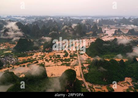 200609 -- PÉKIN, le 9 juin 2020 -- une photo aérienne prise le 7 juin 2020 montre un village touché par une inondation causée par une averse à Yangshuo de Guilin, dans la région autonome de Guangxi Zhuang, dans le sud de la Chine. Plus de 320 000 000 personnes ont été touchées par les pluies diluviennes dans la région autonome du Guangxi Zhuang du sud de la Chine depuis juin 4, ont déclaré dimanche les autorités locales. PHOTOS XINHUA DU JOUR LuxBoan PUBLICATIONxNOTxINxCHN Banque D'Images