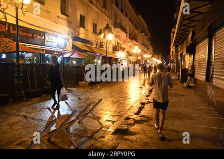 200609 -- PÉKIN, le 9 juin 2020 -- des Tunisiens sont vus dans une rue de Tunis, Tunisie, le 8 juin 2020. Le président tunisien Kais Saied a décidé lundi de lever le couvre-feu dans tout le pays. Photo de /Xinhua XINHUA PHOTOS DU JOUR AdelxEzzine PUBLICATIONxNOTxINxCHN Banque D'Images