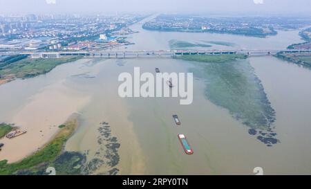 200609 -- PÉKIN, le 9 juin 2020 -- une photo aérienne prise le 28 mai 2020 montre une vue de la rivière Taipu dans le district de Wujiang à Suzhou, dans la province du Jiangsu, dans l'est de la Chine. POUR ALLER AVEC XINHUA TITRES DU 9 JUIN 2020 CHINE-DELTA DU FLEUVE YANGTZE-INVESTISSEMENT GLOBAL CN LIXBO PUBLICATIONXNOTXINXCHN Banque D'Images