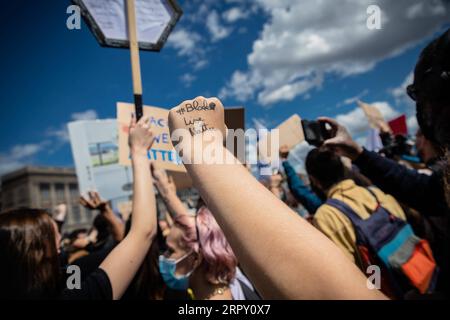 200609 -- PÉKIN, le 9 juin 2020 -- des gens prennent part à une manifestation en hommage à George Floyd à Paris, France, le 6 juin 2020. Photo par /Xinhua Xinhua titres : le chef de la police de Portland aux États-Unis démissionne alors que les manifestations contre le racisme se poursuivent AurelienxMorissard PUBLICATIONxNOTxINxCHN Banque D'Images