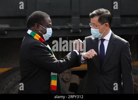 Actualités Bilder des Tages 200611 -- HARARE, le 11 juin 2020 Xinhua -- le président zimbabwéen Emmerson Mnangagwa L et l'ambassadeur chinois au Zimbabwe Guo Shaochun se saluent lors d'une cérémonie de remise de fournitures médicales anti-COVID-19 à Harare, Zimbabwe, le 11 juin 2020. Jeudi, le gouvernement chinois a fait don d’un deuxième lot de fournitures médicales anti-COVID-19 au Zimbabwe, alors que le nombre de cas a augmenté ces dernières semaines dans ce pays d’Afrique australe. Photo de Shaun Jusa/Xinhua ZIMBABWE-HARARE-COVID-19-CHINE-FOURNITURES MÉDICALES PUBLICATIONxNOTxINxCHN Banque D'Images