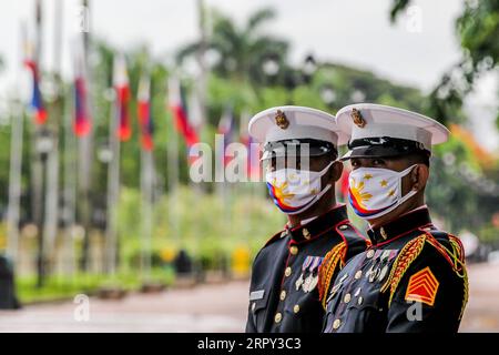 200612 -- MANILLE, le 12 juin 2020 -- des officiers de la marine philippine assistent à la célébration du 122e jour de l'indépendance des Philippines à Manille, aux Philippines, le 12 juin 2020. Les Philippines ont célébré le 122e anniversaire de la proclamation de l'indépendance de la domination espagnole. PHILIPPINES-MANILLE-FÊTE DE L'INDÉPENDANCE ROUELLEXUMALI PUBLICATIONXNOTXINXCHN Banque D'Images