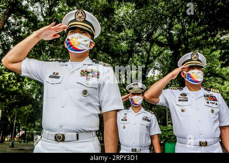 Actualités Bilder des Tages 200612 -- MANILLE, le 12 juin 2020 -- des officiers de la marine philippine assistent à la célébration du 122e jour de l'indépendance des Philippines à Manille, aux Philippines, le 12 juin 2020. Les Philippines ont célébré le 122e anniversaire de la proclamation de l'indépendance de la domination espagnole. PHILIPPINES-MANILLE-FÊTE DE L'INDÉPENDANCE ROUELLEXUMALI PUBLICATIONXNOTXINXCHN Banque D'Images