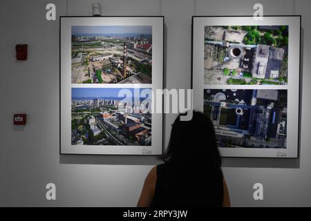 200612 -- NINGBO, le 12 juin 2020 -- Une femme visite un musée converti à partir d'une centrale électrique abandonnée dans la ville de Ningbo, dans la province du Zhejiang de l'est de la Chine, le 12 juin 2020. Le musée, qui couvre une superficie de 6 000 mètres carrés avec 3 halls d'exposition permanente et 5 halls d'exposition temporaire, a ouvert au grand public vendredi. CHINE-ZHEJIANG-FENGHUA-CITY MUSEUM CN HUANGXZONGZHI PUBLICATIONXNOTXINXCHN Banque D'Images