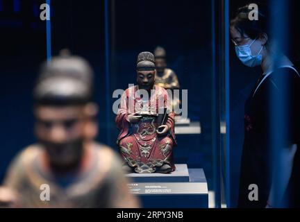 200612 -- NINGBO, 12 juin 2020 -- une photo prise le 12 juin 2020 montre des reliques de statues en bois exposées dans un musée converti d'une centrale électrique abandonnée dans la ville de Ningbo, dans la province du Zhejiang de l'est de la Chine. Le musée, qui couvre une superficie de 6 000 mètres carrés avec 3 halls d'exposition permanente et 5 halls d'exposition temporaire, a ouvert au grand public vendredi. CHINE-ZHEJIANG-FENGHUA-CITY MUSEUM CN HUANGXZONGZHI PUBLICATIONXNOTXINXCHN Banque D'Images