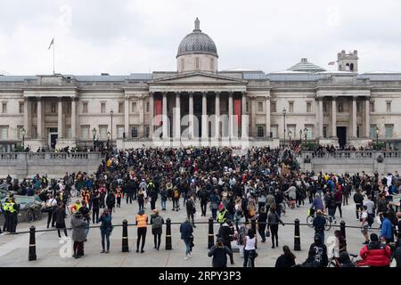 200612 -- LONDRES, le 12 juin 2020 Xinhua -- des manifestants prennent part à une manifestation à Trafalgar Square à Londres, en Grande-Bretagne, le 12 juin 2020. Les statues et monuments clés de Londres, y compris le cénotaphe de Whitehall, les statues de Winston Churchill et Nelson Mandela, doivent être couverts et protégés avant les manifestations prévues pour Black Lives Matter ce week-end, a déclaré vendredi le maire Sadiq Khan. Les manifestations à Londres et dans d'autres villes britanniques ont commencé après la mort de l'Afro-américain non armé George Floyd le 25 mai à Minneapolis aux États-Unis. Photo de Ray Tang/Xinhua BRITAIN-LONDON-PROTEST PUBLICATION Banque D'Images