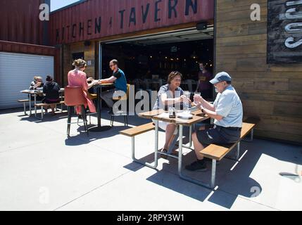 200612 -- BRANTFORD CANADA, le 12 juin 2020 -- les gens dînent sur la terrasse d'un restaurant à Brantford, Ontario, Canada, le 12 juin 2020. La province de l’Ontario a permis à la plupart des régions à l’extérieur des régions de Toronto et de Hamilton de rouvrir plus d’entreprises vendredi pendant l’épidémie de COVID-19, y compris les terrasses de restaurants, les salons de coiffure et les centres commerciaux. Photo de /Xinhua CANADA-ONTARIO-BRANTFORD-COVID-19-RÉOUVERTURE ZouxZheng PUBLICATIONxNOTxINxCHN Banque D'Images