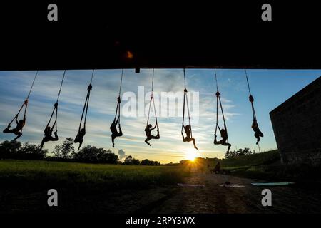 200612 -- ZAGREB, le 12 juin 2020 Xinhua -- des membres du Triko Circus Theater effectuent une danse aérienne en hamac en les accrochant au pont Mladost au-dessus de la rivière Sava à Zagreb, Croatie, le 11 juin 2020. Borna Filic/Pixsell via Xinhua CROATIE-ZAGREB-DANSE AÉRIENNE HAMAC PUBLICATIONxNOTxINxCHN Banque D'Images