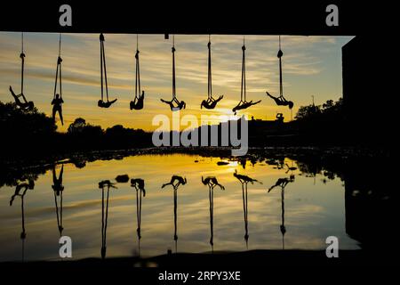 200612 -- ZAGREB, le 12 juin 2020 Xinhua -- des membres du Triko Circus Theater effectuent une danse aérienne en hamac en les accrochant au pont Mladost au-dessus de la rivière Sava à Zagreb, Croatie, le 11 juin 2020. Borna Filic/Pixsell via Xinhua CROATIE-ZAGREB-DANSE AÉRIENNE HAMAC PUBLICATIONxNOTxINxCHN Banque D'Images