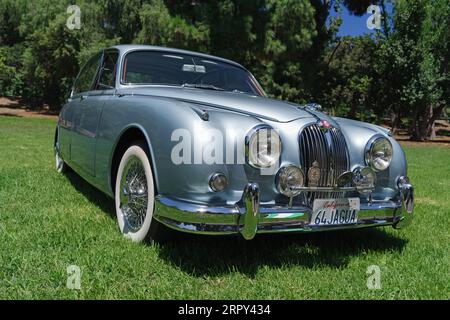 Jaguar MK2 des années 1960 montrée garée sur l'herbe à Lacey Park. Banque D'Images