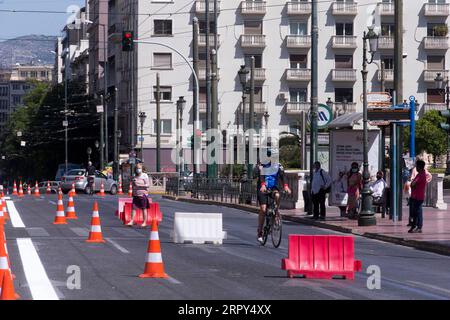 200614 -- ATHÈNES, le 14 juin 2020 -- l'une des rues principales et les plus fréquentées d'Athènes, la rue Panepistimiou, est en construction à Athènes, Grèce, le 14 juin 2020. La municipalité d'Athènes a commencé à travailler dimanche pour créer l'initiative Grande Marche qui comprend la construction de promenades piétonnes et de pistes cyclables sûres au centre de la ville, réduisant les voies de circulation des véhicules dans certaines rues. GRÈCE-ATHÈNES-CONSTRUCTION-CITY WALK-INITIATIVE MARIOSXLOLOS PUBLICATIONXNOTXINXCHN Banque D'Images