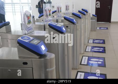 Lagos. 4 septembre 2023. Cette photo prise le 4 septembre 2023 montre les machines de portail à une station de la Lagos Rail Mass Transit Blue Line à Lagos, au Nigeria. Les navetteurs qui avaient longtemps enduré les défis des routes surpeuplées et des temps de trajet prolongés à Lagos au Nigeria ont été visiblement ravis par la commodité, le confort et la vitesse du train léger de la ville qui a commencé à fonctionner commercialement lundi.POUR ALLER AVEC «caractéristique : le train léger de construction chinoise commence à fonctionner commercialement à Lagos au Nigeria» crédit: Emmanuel Osodi/Xinhua/Alamy Live News Banque D'Images