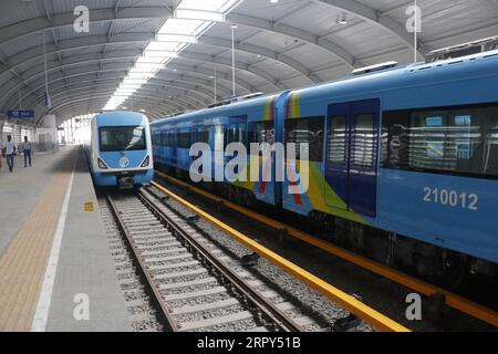 Lagos. 4 septembre 2023. Cette photo prise le 4 septembre 2023 montre les trains de la Lagos Rail Mass Transit Blue Line à Lagos, au Nigeria. Les navetteurs qui avaient longtemps enduré les défis des routes surpeuplées et des temps de trajet prolongés à Lagos au Nigeria ont été visiblement ravis par la commodité, le confort et la vitesse du train léger de la ville qui a commencé à fonctionner commercialement lundi.POUR ALLER AVEC «caractéristique : le train léger de construction chinoise commence à fonctionner commercialement à Lagos au Nigeria» crédit: Emmanuel Osodi/Xinhua/Alamy Live News Banque D'Images