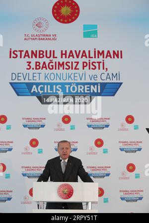 200614 -- ISTANBUL, le 14 juin 2020 -- le président turc Recep Tayyip Erdogan prononce un discours lors de la cérémonie d'inauguration de la piste à l'aéroport d'Istanbul, en Turquie, le 14 juin 2020. Le plus grand aéroport d Istanbul de Turquie a inauguré dimanche sa troisième piste indépendante, ont rapporté les médias locaux. TURQUIE-ISTANBUL-ERDOGAN-AÉROPORT-TROISIÈME INAUGURATION DE PISTE XUXSUHUI PUBLICATIONXNOTXINXCHN Banque D'Images