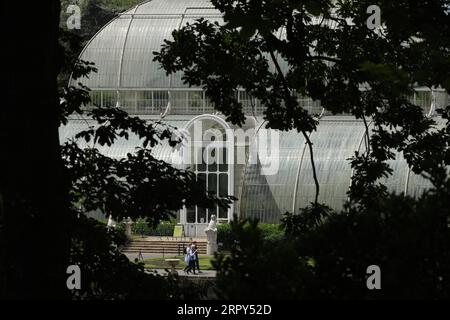 200614 -- LONDRES, le 14 juin 2020 Xinhua -- les gens passent devant une serre à Kew Gardens à Londres, en Grande-Bretagne, le 14 juin 2020. Les Kew Gardens, un site du patrimoine mondial de l’UNESCO à Londres, ont rouvert au public récemment après avoir été fermés en raison de la pandémie de COVID-19, mais les directives de distanciation sociale sont toujours en place et le nombre de visiteurs est limité avec l’entrée uniquement par des billets pré-réservés. Photo de Tim Ireland/Xinhua BRITAIN-LONDRES-COVID-19-KEW GARDENS-ROUVRIR PUBLICATIONxNOTxINxCHN Banque D'Images