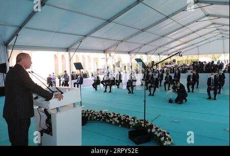 200614 -- ISTANBUL, le 14 juin 2020 -- le président turc Recep Tayyip Erdogan 1st L prononce un discours lors de la cérémonie d'inauguration de la piste à l'aéroport d'Istanbul, en Turquie, le 14 juin 2020. Le plus grand aéroport d Istanbul de Turquie a inauguré dimanche sa troisième piste indépendante, ont rapporté les médias locaux. TURQUIE-ISTANBUL-ERDOGAN-AÉROPORT-TROISIÈME INAUGURATION DE PISTE XUXSUHUI PUBLICATIONXNOTXINXCHN Banque D'Images