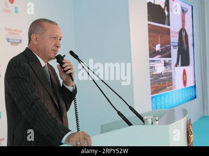 200614 -- ISTANBUL, le 14 juin 2020 -- le président turc Recep Tayyip Erdogan prononce un discours lors de la cérémonie d'inauguration de la piste à l'aéroport d'Istanbul, en Turquie, le 14 juin 2020. Le plus grand aéroport d Istanbul de Turquie a inauguré dimanche sa troisième piste indépendante, ont rapporté les médias locaux. TURQUIE-ISTANBUL-ERDOGAN-AÉROPORT-TROISIÈME INAUGURATION DE PISTE XUXSUHUI PUBLICATIONXNOTXINXCHN Banque D'Images