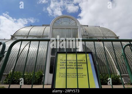 200614 -- LONDRES, le 14 juin 2020 Xinhua -- une photo prise le 14 juin 2020 montre un avis à l'extérieur d'une serre fermée à Kew Gardens à Londres, en Grande-Bretagne. Les Kew Gardens, un site du patrimoine mondial de l’UNESCO à Londres, ont rouvert au public récemment après avoir été fermés en raison de la pandémie de COVID-19, mais les directives de distanciation sociale sont toujours en place et le nombre de visiteurs est limité avec l’entrée uniquement par des billets pré-réservés. Photo de Tim Ireland/Xinhua BRITAIN-LONDRES-COVID-19-KEW GARDENS-ROUVRIR PUBLICATIONxNOTxINxCHN Banque D'Images