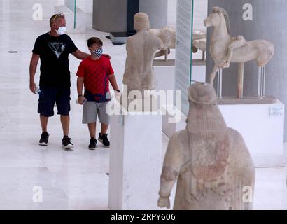 200616 -- ATHÈNES, le 16 juin 2020 -- visite du Musée de l'Acropole à Athènes, Grèce, le 15 juin 2020. Les musées de toute la Grèce ont rouvert lundi après une fermeture de trois mois, tandis que les sites archéologiques avaient ouvert leurs portes en mai. GRÈCE-ATHÈNES-MUSEUMS-ROUVRIR MariosxLolos PUBLICATIONxNOTxINxCHN Banque D'Images