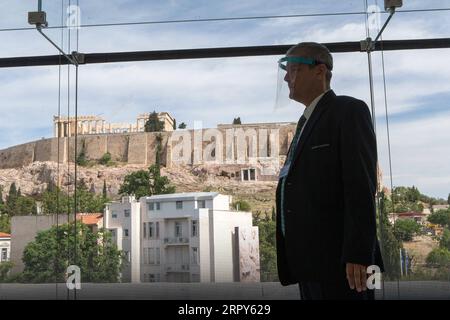 200616 -- ATHÈNES, le 16 juin 2020 -- une photo prise le 15 juin 2020 montre un membre du personnel du musée de l'Acropole portant un bouclier protecteur à Athènes, en Grèce. Les musées de toute la Grèce ont rouvert lundi après une fermeture de trois mois, tandis que les sites archéologiques avaient ouvert leurs portes en mai. GRÈCE-ATHÈNES-MUSEUMS-ROUVRIR MariosxLolos PUBLICATIONxNOTxINxCHN Banque D'Images