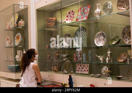 200616 -- ATHÈNES, le 16 juin 2020 -- Une femme visite le Musée Benaki à Athènes, en Grèce, le 15 juin 2020. Les musées de toute la Grèce ont rouvert lundi après une fermeture de trois mois, tandis que les sites archéologiques avaient ouvert leurs portes en mai. GRÈCE-ATHÈNES-MUSEUMS-ROUVRIR MariosxLolos PUBLICATIONxNOTxINxCHN Banque D'Images