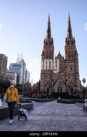 200616 -- SYDNEY, le 16 juin 2020 -- Une femme passe devant la cathédrale St Mary à Sydney, Australie, le 16 juin 2020. L assouplissement généralisé des restrictions liées à la COVID-19 en Australie est resté sur la bonne voie malgré une douzaine de nouveaux cas confirmés, les dirigeants des États étant convaincus que des mesures de distanciation plus douces seront suffisantes. AUSTRALIE-SYDNEY-COVID-19-ASSOUPLISSEMENT DES RESTRICTIONS BaixXuefei PUBLICATIONxNOTxINxCHN Banque D'Images