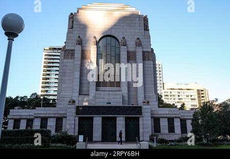 200616 -- SYDNEY, le 16 juin 2020 -- Un homme passe devant Anzac Memorial à Sydney, Australie, le 16 juin 2020. L assouplissement généralisé des restrictions liées à la COVID-19 en Australie est resté sur la bonne voie malgré une douzaine de nouveaux cas confirmés, les dirigeants des États étant convaincus que des mesures de distanciation plus douces seront suffisantes. AUSTRALIE-SYDNEY-COVID-19-ASSOUPLISSEMENT DES RESTRICTIONS BaixXuefei PUBLICATIONxNOTxINxCHN Banque D'Images