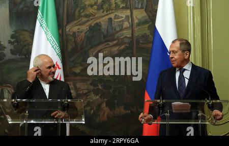 200616 -- MOSCOU, le 16 juin 2020 Xinhua -- la photo publiée par le ministère russe des Affaires étrangères le 16 juin 2020 montre le ministre russe des Affaires étrangères Sergei Lavrov R et le ministre iranien des Affaires étrangères Mohammad Javad Zarif assistant à une conférence de presse après leur rencontre à Moscou, en Russie, le 16 juin 2020. Les tentatives américaines de forcer les participants à l'accord nucléaire iranien à renoncer à leurs obligations et à punir Téhéran par des initiatives illégitimes, y compris l'embargo sur les armes, n'ont aucune perspective du point de vue du droit international, a déclaré mardi le ministre russe des Affaires étrangères Sergueï Lavrov. Spoutnik via Xinhua Banque D'Images