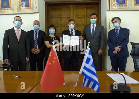 200616 -- ATHÈNES, le 16 juin 2020 -- l'ambassadeur de Chine en Grèce Zhang Qiyue 3e L, la ministre grecque de la Santé Vassilis Kikilias 2e R, Meletios Athanasios Dimopoulos 3rd R, recteur de l'Université nationale et Kapodistrienne d'Athènes NKUA, pose pour une photo de groupe lors d'une cérémonie de signature en ligne d'un accord de don à Athènes, Grèce, le 16 juin 2020. La Fondation Mammoth de la Chine a fait don à la Grèce d équipements de test de laboratoire clés pour le COVID-19 afin d aider le pays à lutter contre la pandémie. GRÈCE-ATHÈNES-FONDATION CHINOISE-COVID-19-ÉQUIPEMENT DE TEST-DON MARIOSXLOLOS PUBLICATIONXNOTX Banque D'Images