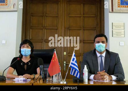 200616 -- ATHÈNES, le 16 juin 2020 -- l'ambassadeur de Chine en Grèce, Zhang Qiyue L, et le ministre grec de la Santé, Vassilis Kikilias, assistent à une cérémonie de signature en ligne d'un accord de don à Athènes, en Grèce, le 16 juin 2020. La Fondation Mammoth de la Chine a fait don à la Grèce d équipements de test de laboratoire clés pour le COVID-19 afin d aider le pays à lutter contre la pandémie. GRÈCE-ATHÈNES-FONDATION CHINOISE-COVID-19-ÉQUIPEMENT DE TEST-DON MARIOSXLOLOS PUBLICATIONXNOTXINXCHN Banque D'Images