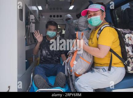 200617 -- WUHAN, le 17 juin 2020 -- Hu Dingjiang fait ses adieux après avoir été libéré de l'hôpital pulmonaire de Wuhan à Wuhan, dans la province du Hubei du centre de la Chine, le 17 juin 2020. Hu Dingjiang, 40 ans, un patient guéri du COVID-19, a quitté l’hôpital pulmonaire de Wuhan mercredi après avoir reçu un traitement médical et une formation de réadaptation pendant plus de 100 jours. Il a été diagnostiqué avec la maladie au début de février et a été hospitalisé dans le service de soins intensifs comme l’un des 81 cas graves de COVID-19 à l’hôpital. Les fonctions de ses poumons ont récupéré le 5 avril avec 40 jours d'oxy membranaire extracorporelle Banque D'Images