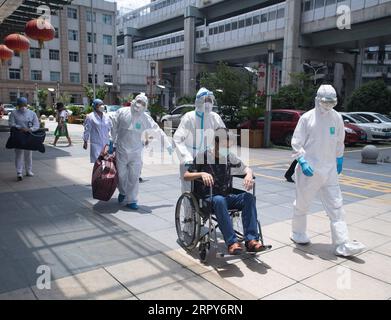 200617 -- WUHAN, le 17 juin 2020 -- des travailleurs médicaux poussent Hu Dingjiang hors de l'hôpital de l'hôpital pulmonaire de Wuhan à Wuhan, dans la province du Hubei du centre de la Chine, le 17 juin 2020. Hu Dingjiang, 40 ans, un patient guéri du COVID-19, a quitté l’hôpital pulmonaire de Wuhan mercredi après avoir reçu un traitement médical et une formation de réadaptation pendant plus de 100 jours. Il a été diagnostiqué avec la maladie au début de février et a été hospitalisé dans le service de soins intensifs comme l’un des 81 cas graves de COVID-19 à l’hôpital. Les fonctions de ses poumons se sont rétablies le 5 avril avec 40 jours d'oxygène membranaire extracorporel Banque D'Images