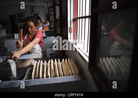200617 -- JINGXIAN, le 17 juin 2020 -- un ouvrier peigne des poils de brosse Xuan chez un fabricant local dans le comté de Jingxian, province de l'Anhui dans l'est de la Chine, le 4 juin 2020. Les pinceaux à encre sont utilisés dans la peinture et la calligraphie chinoises traditionnelles. Avec la pierre à encre, le stick à encre et le papier Xuan, ces quatre instruments d'écriture constituent les quatre trésors d'étude. Un type de brosse à encre très acclamé, le pinceau Xuan est censé provenir de la dynastie Qin vers 200 av. J.-C. dans la région de Xuanzhou de la Chine antique. Les cheveux de la brosse Xuan sont généralement fabriqués à partir des cheveux de lapin, de belette ou de chèvre, selon le genou Banque D'Images