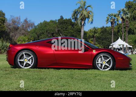 Ferrari 458 Italia montrée garée sur l'herbe à Lacey Park par un après-midi ensoleillé. Banque D'Images