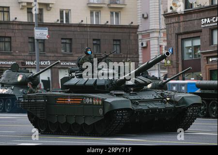 200617 -- MOSCOU, le 17 juin 2020 Xinhua -- Un soldat est vu lors de la répétition du défilé du jour de la victoire à Moscou, Russie, le 17 juin 2020. La Russie se prépare pour un défilé militaire le 24 juin pour marquer le 75e anniversaire de la victoire soviétique contre les nazis pendant la Seconde Guerre mondiale Xinhua/Evgeny Sinitsyn RUSSIE-MOSCOU-JOUR DE LA VICTOIRE PARADE-RÉPÉTITION PUBLICATIONxNOTxINxCHN Banque D'Images