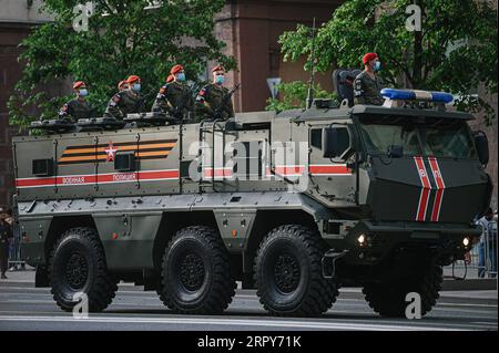 200617 -- MOSCOU, le 17 juin 2020 Xinhua -- des soldats sont vus dans un véhicule militaire lors de la répétition du défilé du jour de la victoire à Moscou, Russie, le 17 juin 2020. La Russie se prépare pour un défilé militaire le 24 juin pour marquer le 75e anniversaire de la victoire soviétique contre les nazis pendant la Seconde Guerre mondiale Xinhua/Evgeny Sinitsyn RUSSIE-MOSCOU-JOUR DE LA VICTOIRE PARADE-RÉPÉTITION PUBLICATIONxNOTxINxCHN Banque D'Images