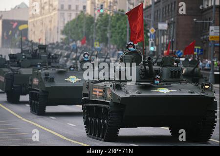 200617 -- MOSCOU, le 17 juin 2020 Xinhua -- des véhicules militaires sont vus lors de la répétition du défilé du jour de la victoire à Moscou, Russie, le 17 juin 2020. La Russie se prépare pour un défilé militaire le 24 juin pour marquer le 75e anniversaire de la victoire soviétique contre les nazis pendant la Seconde Guerre mondiale Xinhua/Evgeny Sinitsyn RUSSIE-MOSCOU-JOUR DE LA VICTOIRE PARADE-RÉPÉTITION PUBLICATIONxNOTxINxCHN Banque D'Images