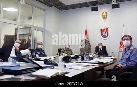 200617 -- ANKARA, le 17 juin 2020 -- le ministre turc de la Défense Hulusi Akar 2nd R assiste à une réunion avec d'autres commandants au Centre de contrôle du commandement de l'armée à Ankara, Turquie, le 17 juin 2020. La Turquie a lancé l'opération Claw-Tiger dans le nord de l'Irak avec ses forces commando soutenues par des éléments aériens, a annoncé mercredi le ministère turc de la Défense. TURQUIE-ANKARA-OPÉRATION CLAW-TIGRE-NORD DE L'IRAK-LANCEMENT DE XINHUA PUBLICATIONXNOTXINXCHN Banque D'Images