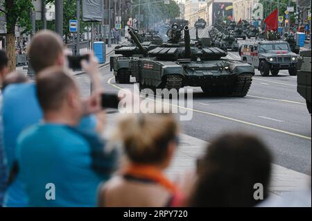 200617 -- MOSCOU, le 17 juin 2020 Xinhua -- les gens regardent la répétition du défilé du jour de la victoire à Moscou, Russie, le 17 juin 2020. La Russie se prépare pour un défilé militaire le 24 juin pour marquer le 75e anniversaire de la victoire soviétique contre les nazis pendant la Seconde Guerre mondiale Xinhua/Evgeny Sinitsyn RUSSIE-MOSCOU-JOUR DE LA VICTOIRE PARADE-RÉPÉTITION PUBLICATIONxNOTxINxCHN Banque D'Images