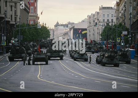 200617 -- MOSCOU, le 17 juin 2020 Xinhua -- des véhicules militaires sont vus lors de la répétition du défilé du jour de la victoire à Moscou, Russie, le 17 juin 2020. La Russie se prépare pour un défilé militaire le 24 juin pour marquer le 75e anniversaire de la victoire soviétique contre les nazis pendant la Seconde Guerre mondiale Xinhua/Evgeny Sinitsyn RUSSIE-MOSCOU-JOUR DE LA VICTOIRE PARADE-RÉPÉTITION PUBLICATIONxNOTxINxCHN Banque D'Images