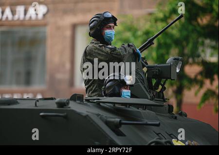 200617 -- MOSCOU, le 17 juin 2020 Xinhua -- Un soldat est vu lors de la répétition du défilé du jour de la victoire à Moscou, Russie, le 17 juin 2020. La Russie se prépare pour un défilé militaire le 24 juin pour marquer le 75e anniversaire de la victoire soviétique contre les nazis pendant la Seconde Guerre mondiale Xinhua/Evgeny Sinitsyn RUSSIE-MOSCOU-JOUR DE LA VICTOIRE PARADE-RÉPÉTITION PUBLICATIONxNOTxINxCHN Banque D'Images