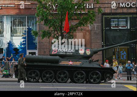 200617 -- MOSCOU, le 17 juin 2020 Xinhua -- Un char est vu lors de la répétition du défilé du jour de la victoire à Moscou, Russie, le 17 juin 2020. La Russie se prépare pour un défilé militaire le 24 juin pour marquer le 75e anniversaire de la victoire soviétique contre les nazis pendant la Seconde Guerre mondiale Xinhua/Evgeny Sinitsyn RUSSIE-MOSCOU-JOUR DE LA VICTOIRE PARADE-RÉPÉTITION PUBLICATIONxNOTxINxCHN Banque D'Images