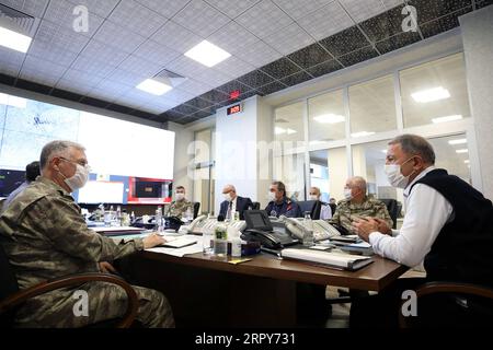 200617 -- ANKARA, le 17 juin 2020 -- le ministre turc de la Défense Hulusi Akar 1st R assiste à une réunion avec d'autres commandants au Centre de contrôle du commandement de l'armée à Ankara, Turquie, le 17 juin 2020. La Turquie a lancé l'opération Claw-Tiger dans le nord de l'Irak avec ses forces commando soutenues par des éléments aériens, a annoncé mercredi le ministère turc de la Défense. TURQUIE-ANKARA-OPÉRATION CLAW-TIGRE-NORD DE L'IRAK-LANCEMENT DE XINHUA PUBLICATIONXNOTXINXCHN Banque D'Images