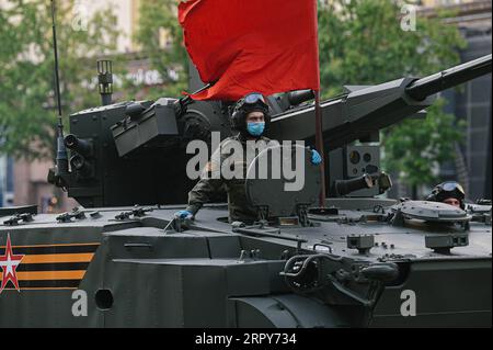 200617 -- MOSCOU, le 17 juin 2020 Xinhua -- Un soldat est vu lors de la répétition du défilé du jour de la victoire à Moscou, Russie, le 17 juin 2020. La Russie se prépare pour un défilé militaire le 24 juin pour marquer le 75e anniversaire de la victoire soviétique contre les nazis pendant la Seconde Guerre mondiale Xinhua/Evgeny Sinitsyn RUSSIE-MOSCOU-JOUR DE LA VICTOIRE PARADE-RÉPÉTITION PUBLICATIONxNOTxINxCHN Banque D'Images