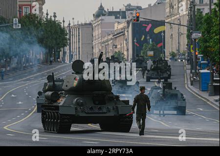 200617 -- MOSCOU, le 17 juin 2020 Xinhua -- des véhicules militaires sont vus lors de la répétition du défilé du jour de la victoire à Moscou, Russie, le 17 juin 2020. La Russie se prépare pour un défilé militaire le 24 juin pour marquer le 75e anniversaire de la victoire soviétique contre les nazis pendant la Seconde Guerre mondiale Xinhua/Evgeny Sinitsyn RUSSIE-MOSCOU-JOUR DE LA VICTOIRE PARADE-RÉPÉTITION PUBLICATIONxNOTxINxCHN Banque D'Images