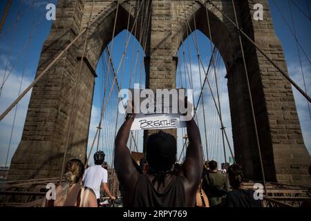 200618 -- WASHINGTON, le 18 juin 2020 -- des manifestants se rassemblent sur le pont de Brooklyn à New York, États-Unis, le 29 mai 2020. Photo par /Xinhua Xinhua Headlines : la réouverture pourrait piéger les Américains dans l'oubli alors que le coronavirus continue de ravager MichaelxNagle PUBLICATIONxNOTxINxCHN Banque D'Images