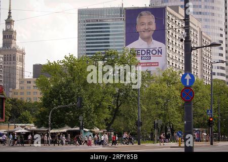 200619 -- VARSOVIE, le 19 juin 2020 Xinhua -- Une bannière du candidat polonais de l'opposition à l'élection présidentielle Robert Biedron est vue sur un bâtiment à Varsovie, en Pologne, le 19 juin 2020. La Pologne tiendra ses élections présidentielles le 28 juin, avec un second tour deux semaines plus tard. Les élections, initialement prévues pour mai 10, n’ont pas eu lieu en raison de la pandémie de COVID-19 et du confinement qui en a résulté. Photo Jaap Arriens/Xinhua POLOGNE-VARSOVIE-ÉLECTIONS PRÉSIDENTIELLES-COVID-19 PUBLICATIONxNOTxINxCHN Banque D'Images